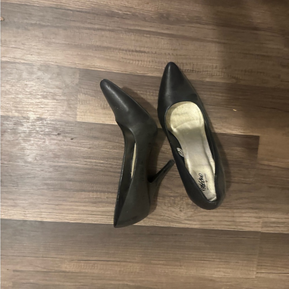 Black size 8 leather pumps